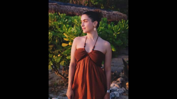 4. Sanya Malhotra: Sanya Malhotra radish her brown herntenc dress. The actress is wearing a flowing and long dress that gives her a playful touch. He has added his look with simple white earrings for a clean and minimal finish. (Image Source: Instagram/@sanyamalhotra_)
