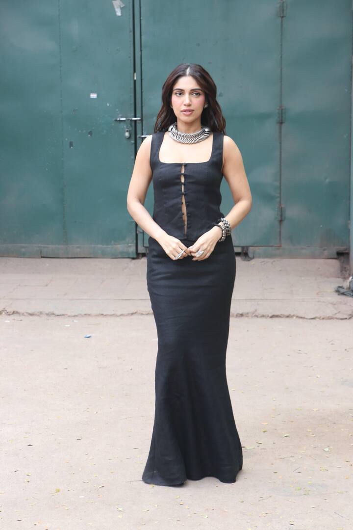 भूमि ने अपना ये लुक सेटल मेकअप और सिल्वर ज्वेलरी के साथ पूरा किया है. एक्ट्रेस का ये लुक सोशल मीडिया पर खूब सुर्खियां बटोर रहा है.