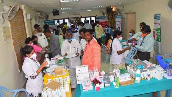 आयुष्मान भारत योजना में सूचीबद्ध सभी प्राइवेट और सरकारी अस्पतालों में लाभार्थियों को 5 लाख रुपये तक का मुफ्त इलाज मिलता है.  हालांकि भारत सरकार ने इस योजना के तहत कुछ पात्रताएं तय की हैं. उनको पूरा करने वाले लोगों को ही योजना में लाभ मिलता है.