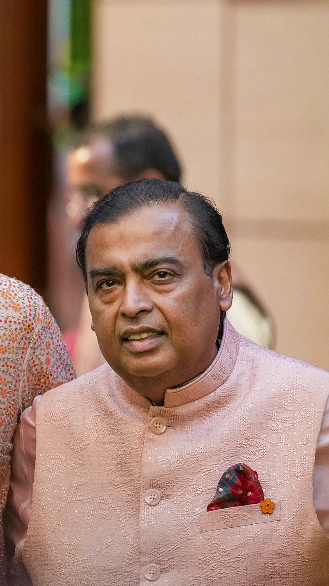 चलिए आपको बताते हैं कि मुकेश अंबानी के घर में कितने नौकर काम करते हैं