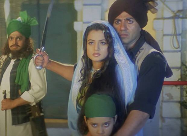 गदर – सनी देओल और अमीषा पटेल की फिल्म ‘गदर’ करीब 22 साल थिएटर्स में दोबारा रिलीज हुई. रिलीज के बाद फिल्म ने करीब 1.30 करोड़ की कमाई की.