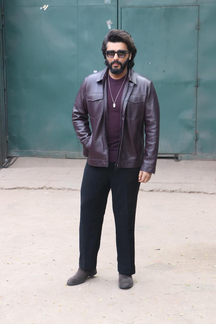 हाल ही में इन तीनों स्टार्स को पैपराजी ने एक इवेंट में स्पॉट किया. जहां पर अर्जुन कपूर लेदर जैकेट और आंखों पर चश्मा लगाए डैशिंग लुक में दिखे.