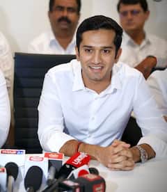 कृष्णराज महाडिक यांनी सोशल मीडियावर शेअर केला रिंकू राजगुरूसोबतचा फोटो, कॅप्शन देत म्हणाले, आज अभिनेत्री...