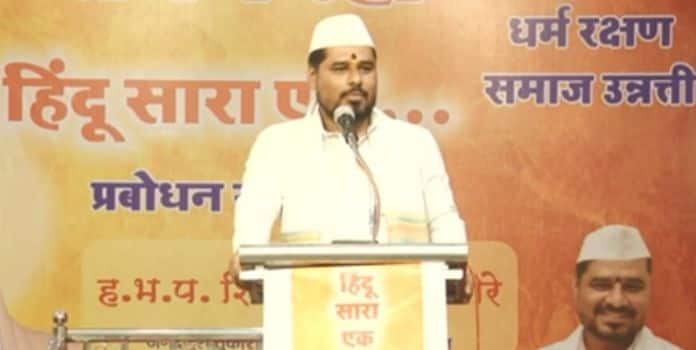 आमदार विजय शिवतारेंनी शिरीष महाराजांच्या कुटुंबीयांचे सांत्वन करताना शिंदेंनी पाठवलेली 32 लाखांची रक्कम देऊ केली.