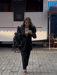 पैंटसूट संग संग हैवी ज्वेलरी पहने शूटिंग पर स्पॉट हुईं मलाइका अरोड़ा, स्टाइल पर आप भी हो जाएंगे फिदा