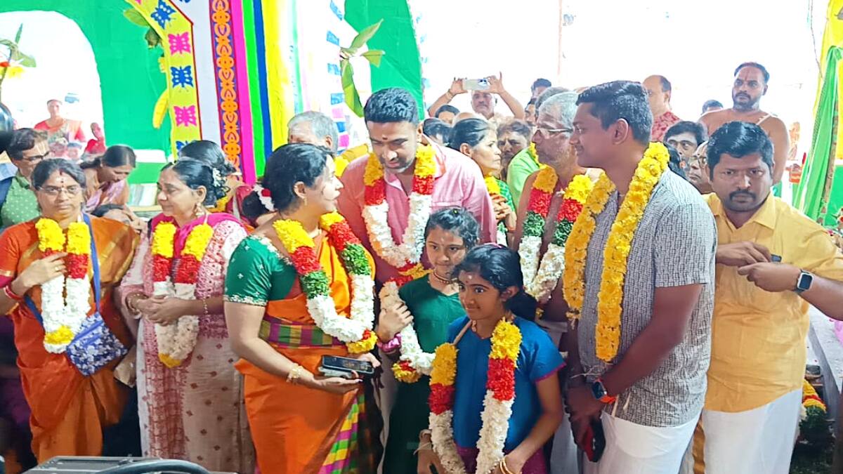 பூர்வீக கோயில் கும்பாபிஷேகம் - குடும்பத்துடன் கலந்து கொண்ட சிஎஸ்கே வீரர்