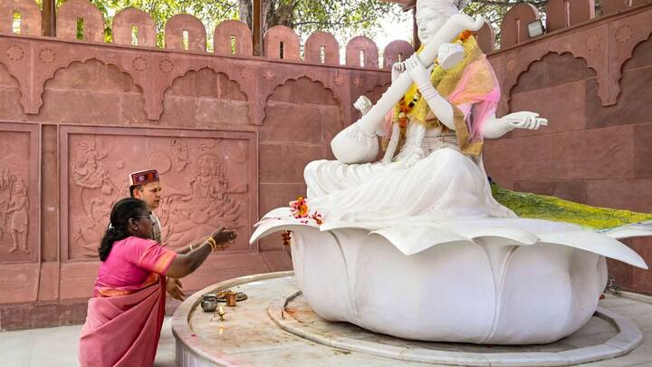 தொடர்ந்து, திரிவேணி சங்கமம் வந்த அவர், அங்கிருந்த பறவைகளுக்கு உணவு வழங்கினார்.