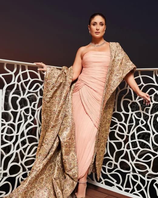 Fashion queen Kareena Kapoor Khan's collection is perfect choice for every occasions. On this valentine, you can also look the most special to wear a stylish overcoat and simple jewelery like Kareena. This look of yours will win the heart of your partner.