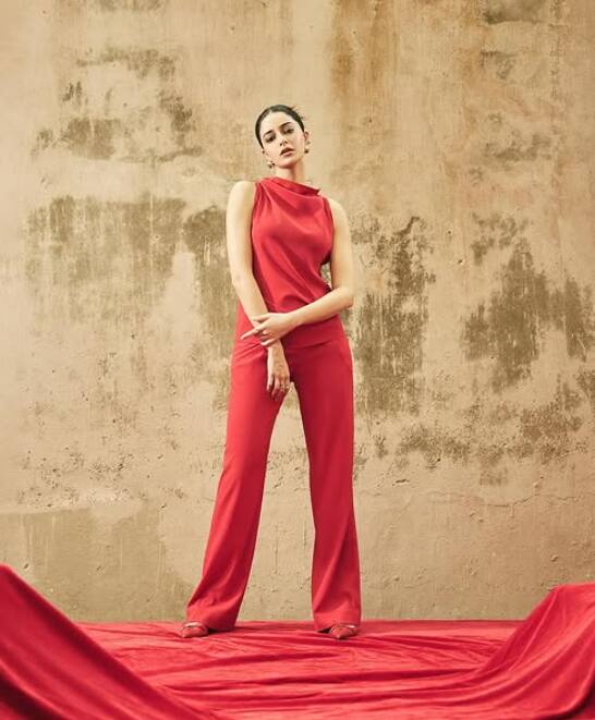 If you want a comfi look on Valentine, then you can also try this red co-ord set of Ananya Pandey. You will look stylish in this outfit.