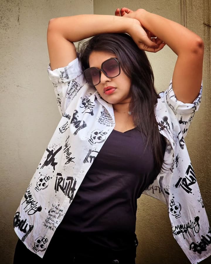 தொடர்ந்து இவர் நடித்த பிரிவோம் சந்திப்போல் தொடரில் தன்னுடைன் இணைந்து நடித்த தினேஷை காதலித்து திருமணம் செய்துகொண்டார். தற்போது இருவருக்கும் கருத்து வேறுபாடு ஏற்பட்டு பிரிந்து வாழ்ந்து வருகிறார்கள்