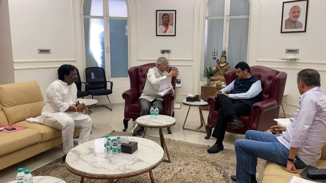 Mumbai Shiv Sena UBT Leaders meet CM Devendra Fadnavis After Raj Thackeray ANN ठाकरे भाइयों से CM देवेंद्र फडणवीस की बढ़ीं नजदीकियां! शिवसेना-UBT के इन नेताओं ने की मुलाकात