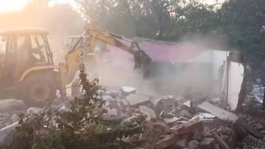 MP: भोपाल के मोती नगर इलाके में JCB से ढहाई गईं 100 से अधिक दुकानें, जानें- क्या है वजह? Bhopal More than 100 shops demolished by JCB Bulldozer in Moti Nagar area in mp know reason ann MP: भोपाल के मोती नगर इलाके में JCB से ढहाई गईं 100 से अधिक दुकानें, जानें- क्या है वजह?