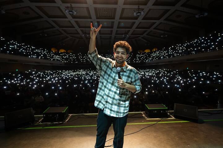 दरअसल रणवीर ने शो में आए कंटेस्टेंट से पूछा कि, 'क्या आप अपने पेरेंट्स को पूरी जिंदगी में हर दिन इंटीमेट होते हुए देखना चाहोगे या फिर आप एक बार उन्हें ज्वॉइन करना चाहोगे?'