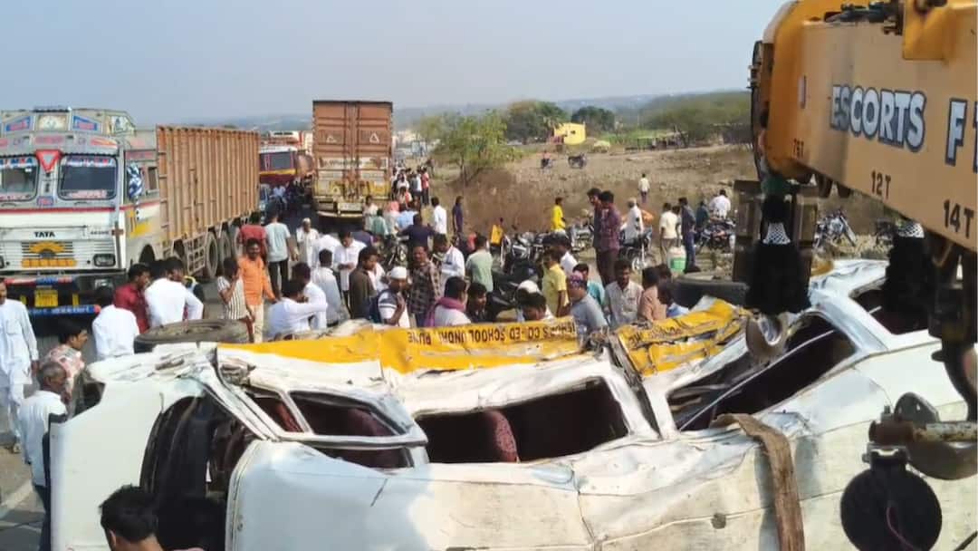 Solapur Accident: सोलापूरच्या मोहोळमध्ये भीषण अपघात, देवदर्शनाला निघालेल्या भाविकांच्या मिनी बसला कंटेनरची धडक, तिघांचा मृत्यू,15 जखमी Solapur Mohol Accident Pune Solapur Highway Accident truck container rams into Mini bus 3 died 15 injured Solapur Accident: सोलापूरच्या मोहोळमध्ये भीषण अपघात, देवदर्शनाला निघालेल्या भाविकांच्या मिनी बसला कंटेनरची धडक, तिघांचा मृत्यू,15 जखमी