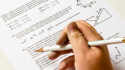 Vastu Tips For Student On Madhyamik Exam 2025: পড়ায় মন বসছে না ? পরীক্ষা নিয়ে মাথার উপরে চাপ বাড়ছে ? যাই পড়ছেন মনে থাকছে না? চাপা উদ্বেগ কাজ করছে। বাস্তু মেনে চললে এর থেকে মুক্তি সম্ভব।