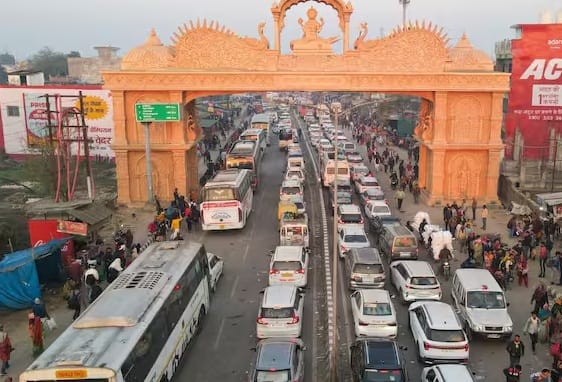 Mahakumbh 2025: સોશિયલ મીડિયા પર વાયરલ થઈ રહેલા વીડિયો અને રિપોર્ટ્સ અનુસાર, પ્રયાગરાજ પહોંચતા લોકો ઘણા કલાકો સુધી ટ્રાફિક જામમાં ફસાયેલા રહે છે, કેટલાક લોકો પાસે ખાવા-પીવાની વસ્તુઓ પણ ખતમ થઈ ગઈ છે. ઉત્તર પ્રદેશના પ્રયાગરાજમાં છેલ્લા ઘણા દિવસોથી એક ભવ્ય મહાકુંભનું આયોજન કરવામાં આવી રહ્યું છે. આ મહાકુંભમાં પવિત્ર ડૂબકી લગાવવા માટે દરેક વ્યક્તિ ઉત્સુક છે, આ જ કારણ છે કે કુંભમાં લોકોની ભારે ભીડ જોવા મળે છે.