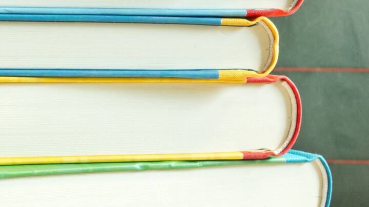 বাস্তুর কতগুলি বিষয় মেনে চললে সাফল্য পাবেন শিক্ষার্থীরা। ছাত্র-ছাত্রীদের সবসময় উত্তর বা পূর্ব দিকে পড়াশোনা করা উচিত।