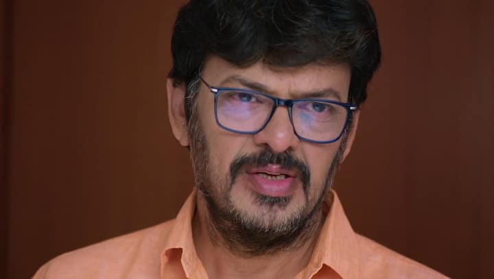 కావేరి ఫిక్స్డ్ డిపాజిట్లు తీసి.. శౌర్య ఆపరేషన్​కి ఇచ్చింది శ్రీధర్ తెలుసుకుంటాడు. ఇప్పుడు అడగడం కాదు.. హోమం జరిగేప్పుడు అందరి ముందే తేల్చుకుంటాను అనుకుంటాడు. (Image Credit: Disney Plus Hotstar/ Star Maa)