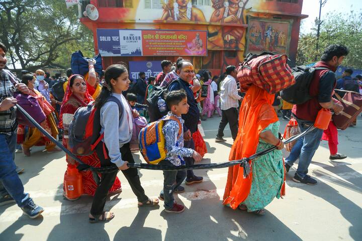 महाकुंभ में मौनी अमावस्या के बाद जो भगदड़ मची थी, उसके बाद भीड़ कुछ कम देखी गई. हालांकि अब एक बार फिर भारी संख्या में लोग कुंभ पहुंचने लगे हैं, जिसकी वजह से लंबा जाम लग रहा है.