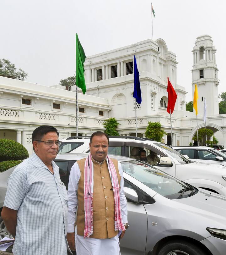 दिल्ली सीएम पद की रेस में मोहन सिंह बिष्ट ने चुनाव परिणाम आते ही दावा ठोका था. नई दिल्ली विधानसभा सीट से चुनाव जीते प्रवेश वर्मा पहले से ही सीएम पद की रेस में हैं. इसके अलावा, सतीश उपाध्याय, विजेंद्र गुप्ता, पवन शर्मा सहित कई नाम सीएम पद की रेस में मीडिया की सुर्खियों में हैं.