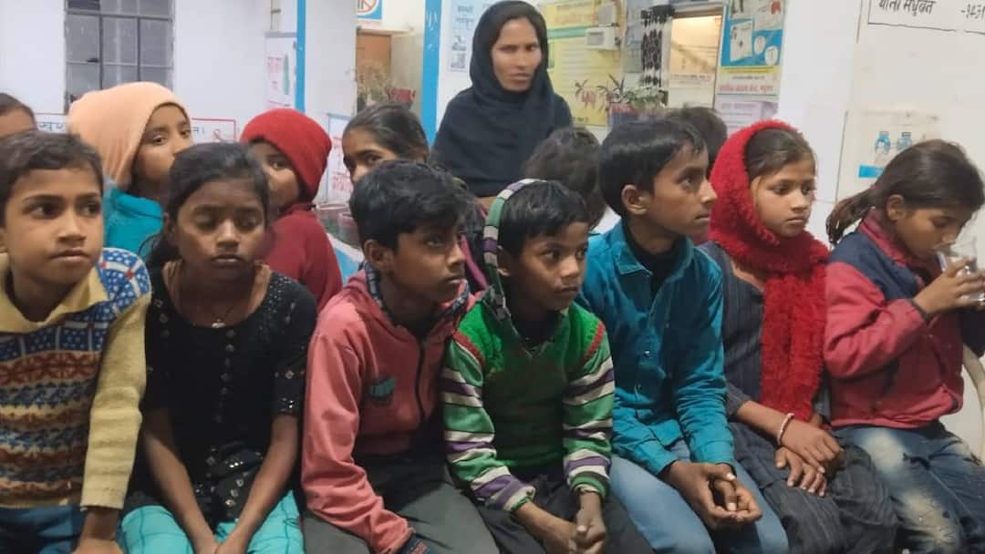 मोतिहारी में डीसी पोर्ट एल्बेंडाजोल दवा खाने से 43 बच्चों की तबीयत बिगड़ी, HM और स्वास्थ्यकर्मियों को बनाया गया बंधक bihar motihari 43 school students ill after consuming DC Port Albendazole tablet during Filaria Eradication Campaign ann मोतिहारी में डीसी पोर्ट एल्बेंडाजोल दवा खाने से 43 बच्चों की तबीयत बिगड़ी, HM और स्वास्थ्यकर्मियों को बनाया गया बंधक