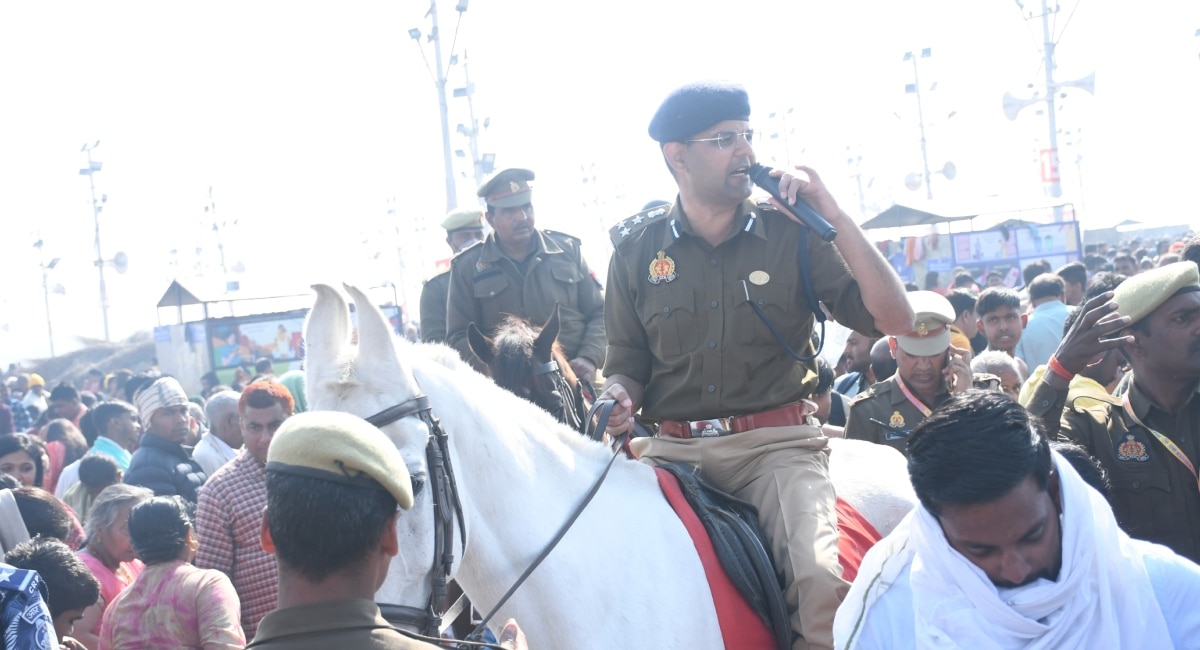 महाकुंभ में उमड़ा श्रद्धालुओं का सैलाब, DIG वैभव कृष्ण ने ग्राउंड जीरो पर उतरकर संभाला मोर्चा