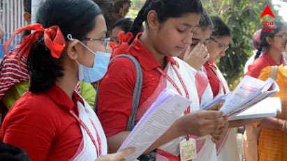 এবার ছাত্রের সংখ্যা ১ লক্ষ ২৭ হাজার কম। মাধ্যমিক দিচ্ছে ৪ লক্ষ ২৮ হাজার ৮০৩ জন ছাত্র এবং ৫ লক্ষ ৫৫ হাজার ৯৫০ জন ছাত্রী।