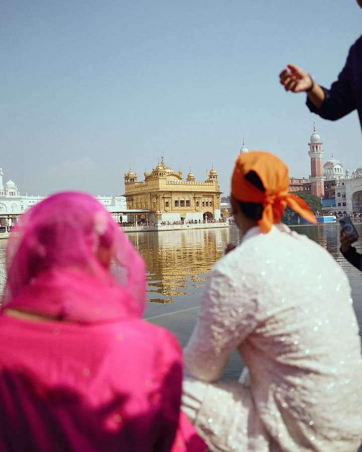 इन तस्वीरों में विक्की कौशल और रश्मिका मंदाना अमृतसर के गोल्डन टेंपल में आशीर्वाद लेते नजर आ रहे हैं.