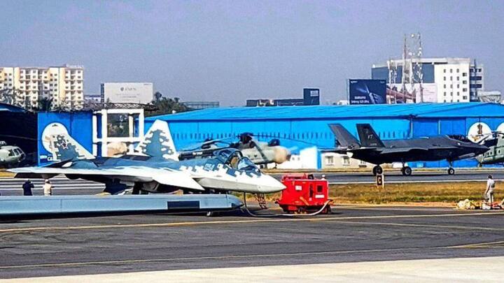 एयरो इंडिया कार्यक्रम 10 से 14 फरवरी तक चलेगा, जहां पहले तीन दिन उद्यमियों के लिए होंगे, जबकि 13-14 फरवरी को आम जनता को भी इसमें भाग लेने का मौका मिलेगा.