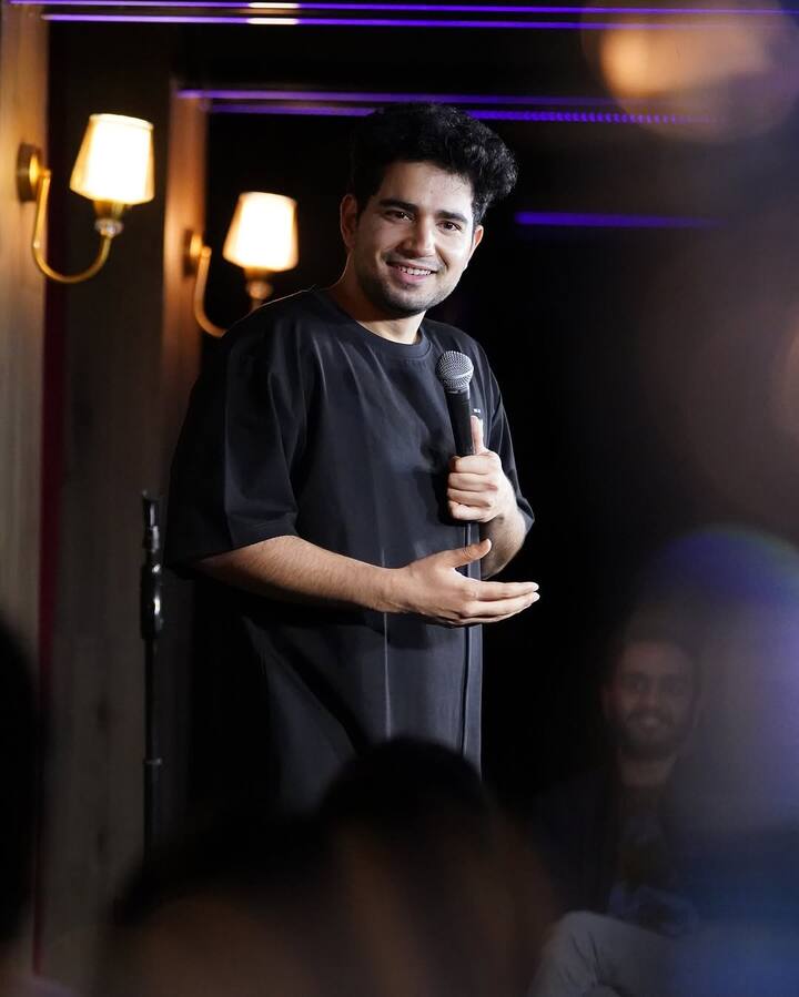 वहीं अब रणवीर अपने इस अश्लील कमेंट को लेकर अब कानूनी पचड़े में फंसते नजर आ रहे हैं. खबरों के अनुसार रणवीर के साथ साथ इस मामले में समय रैना के खिलाफ भी शिकायत दर्ज कराई गई है.