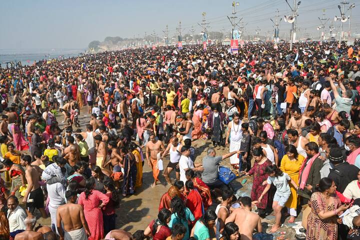 महाकुंभ जाने से पहले अपने बैग में आप एक फर्स्ट एड बॉक्स भी जरूर रख लें, इसमें बैंडेज, जरूरी दवाएं और चोट लगने पर लगाई जाने वाली क्रीम रखें. अगर आपका बड़ा ग्रुप है तो आप बस में राशन के साथ स्टोव भी रख सकते हैं. इसके अलावा अपने साथ एक्स्ट्रा कपड़े ले जाना ना भूलें.