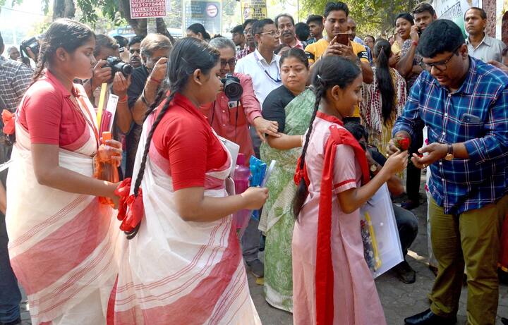 পরীক্ষার্থীরা তো  পরীক্ষার হলে মোবাইল ফোন বা অন্য কোনও ইলেকট্রনিক গ্যাজেট নিয়ে যেতে পারবেই না। পরীক্ষা পরিচালনার দায়িত্বে নিযুক্তরাও হলে মোবাইল ফোন বা অন্য কোনও ইলেকট্রনিক গ্যাজেট নিয়ে যেতে পারবেন না।