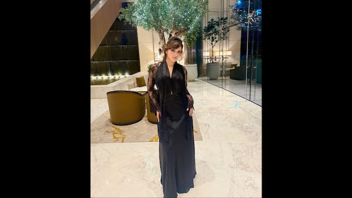 8. Bold Black Look: Urvashi shook a pointed black look which was a balanced sophistication with an aloic. The smooth silhouette and complex texture increased the dramatic effects of the organization. Floile outfit's net sleeves made the actress amazing. (Image Source: Instagram/@urvashirautela)