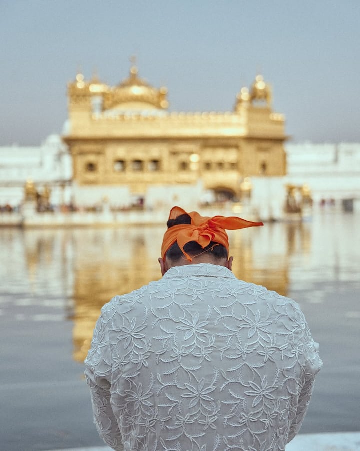 गोल्डन टेंपल की इन तस्वीरों को शेयर करते हुए विक्की ने लिखा कि, ‘#श्रीहरमंदिरसाहिब के बारे में कुछ तो बात है. शांति, दिव्यता, प्रार्थना की शक्ति. जैसे ही हम #छावा को दुनिया के सामने ला रहे हैं, मुझे आशा है कि ये उस शक्ति और भक्ति का एक अंश भी प्रतिबिंबित करेगा जो ये पवित्र स्थान प्रेरित करता है. रब्ब मेहर बख्शे.’