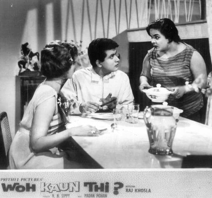 7 फरवरी 1964 को रिलीज़ हुई इस ब्लैक एंड व्हाइट फिल्म से जुड़ा एक किस्सा भी है. दरअसल फिल्म में एक रोल के लिए निर्माता एक असामान्य दिखने वाली बौनी महिला की तलाश कर रहे थे. फिल्म के एक्टर मनोज कुमार ने ताज होटल के पास एक महिला को भीख मांगते हुए देखा था. पहली नज़र में, वह उनकी शक्ल से डर गए और उन्होंने इस भूमिका के लिए अपने निर्देशक से उनकी सिफारिश की और फिर उस असली भिखारी महिला को फिल्म में लिया गया था.