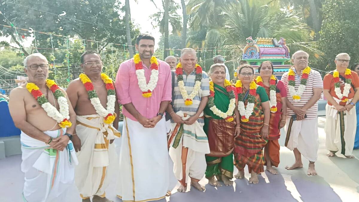 பூர்வீக கோயில் கும்பாபிஷேகம் - குடும்பத்துடன் கலந்து கொண்ட சிஎஸ்கே வீரர்