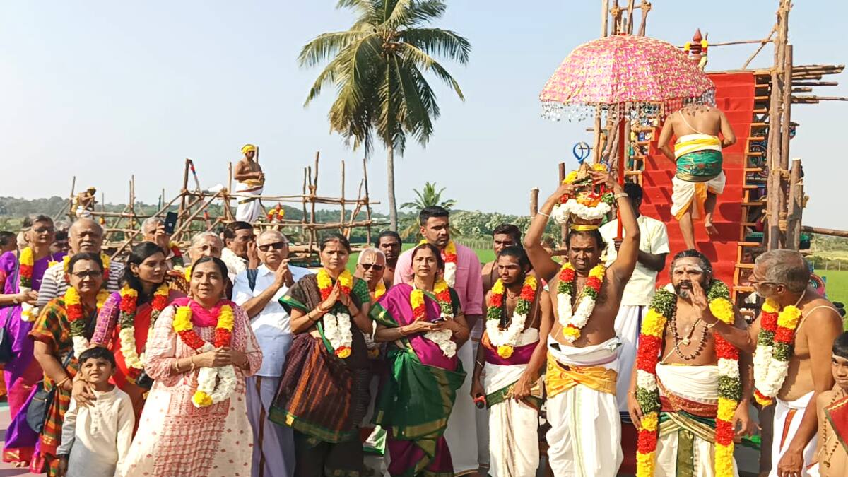 பூர்வீக கோயில் கும்பாபிஷேகம் - குடும்பத்துடன் கலந்து கொண்ட சிஎஸ்கே வீரர்