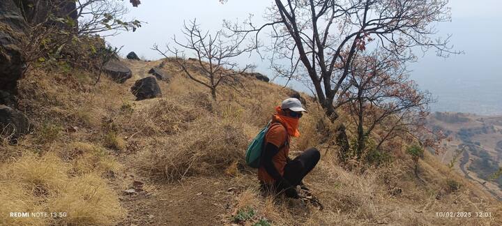 दरम्यान, घटनेची माहिती मिळताच गडावरील इतर गिर्यारोहक जखमी व बेशुद्ध गिर्यारोहकांच्या मदतीला धावल्याचं दिसून आलं. सध्या बेशुद्ध गिर्यारोहकांची काळजी घेतली जा त आहे.