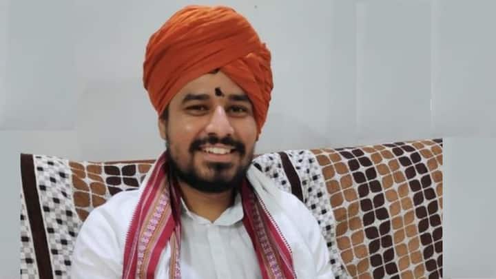 संत तुकाराम महाराजांचे वंशज असलेल्या शिरीष महाराज मोरे यांनी काही दिवसांपूर्वी देहू येथील निवासस्थानी आत्महत्या केली होती. आर्थिक विवंचनेतून त्यांनी हा टोकाचा निर्णय घेतला होता. त्यांच्या डोक्यावर तब्बल 32 लाख रुपयांचे कर्ज होते.