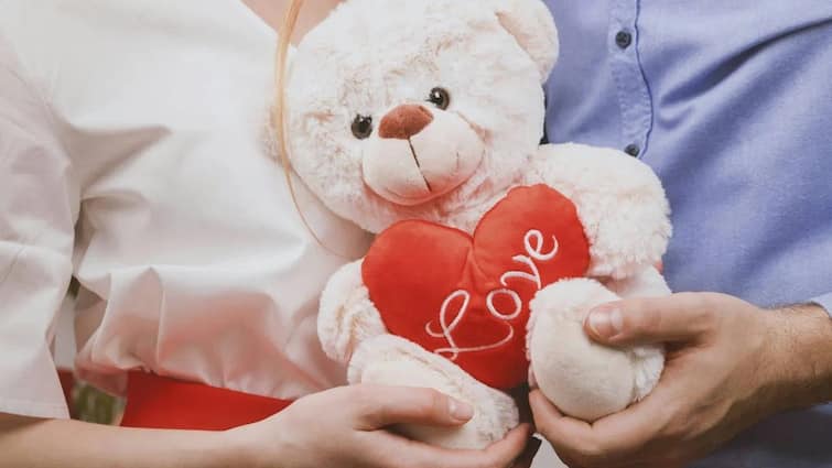 Teddy Day 2025 News valentine's week 2025 know all about teddy day history in gujarati Teddy Day 2025: કેમ મનાવવામાં આવે છે ટેડી ડે ? પાર્ટનરને સ્પેશ્યલ ફીલ કરાવવા અપનાવો આ ટિપ્સ
