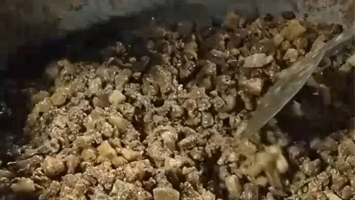 இதையடுத்து, மலையில் உள்ள கோயிலில் வெட்டப்பட்ட ஆடுகள் , பன்றிகள் மற்றும் சேவல்களை சாமிக்கு பலியிட்டு, அதைக் கீழே கொண்டு வந்து சமைத்து, ஆண்கள் - பெண்கள் என அனைவரும் சேர்ந்து சாப்பிடுவர்.