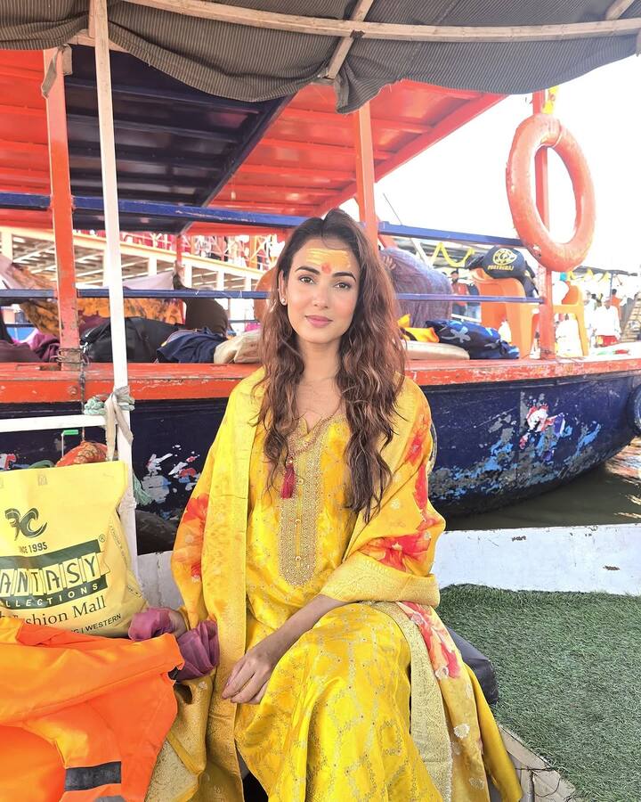 सोनल चौहान ने महाकुंभ से ये खूबसूरत तस्वीरें अपने इंस्टाग्राम अकाउंट पर शेयर की हैं. जो सोशल मीडिया पर खूब सुर्खियां बटोर रही हैं.