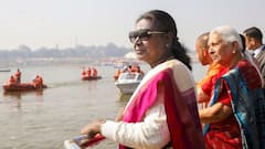 Maha Kumbh: மகா கும்பமேளா - குடியரசுத் தலைவர் திரவுபதி முர்மு புனித நீராடல் - புகைப்படங்கள்!