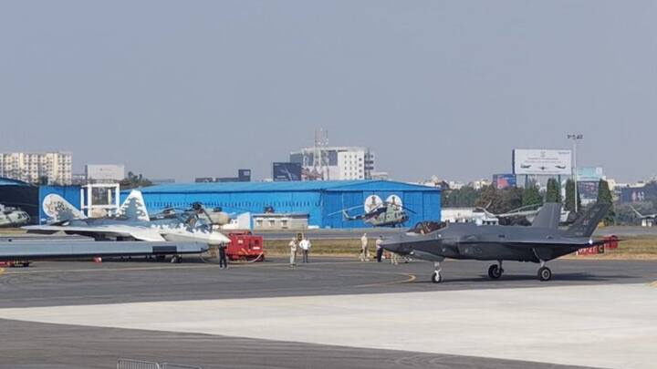 एयरो इंडिया कार्यक्रम अब तक का सबसे बड़ा है, जिसका विस्तार 42,000 वर्ग मीटर से अधिक किया गया है. इस कार्यक्रम में 150 से अधिक विदेशी कंपनियों सहित कुल 900 से अधिक प्रदर्शक हिस्सा ले रहे हैं.