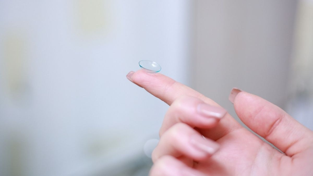 How To Wear Contact Lenses Safely: An Ophthalmologist Shares Tips To Safeguard Eyesight