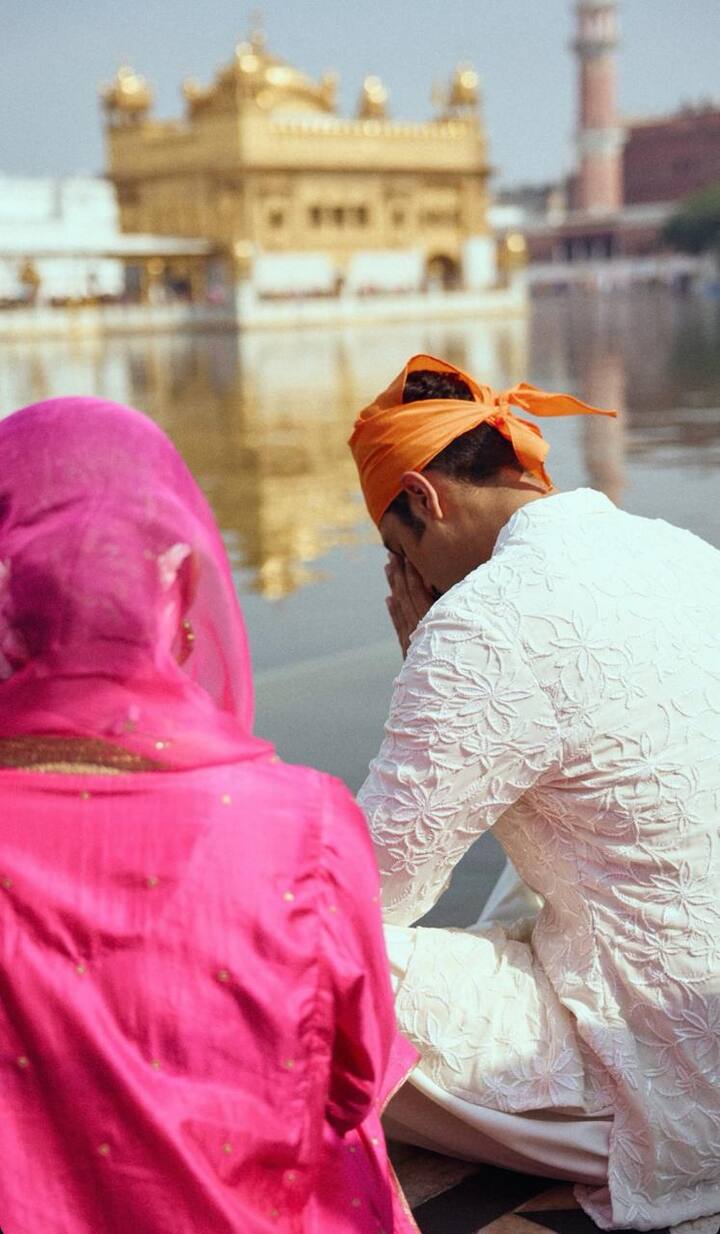 The co-stars posed with folded hands, showing respect at the Golden Temple.