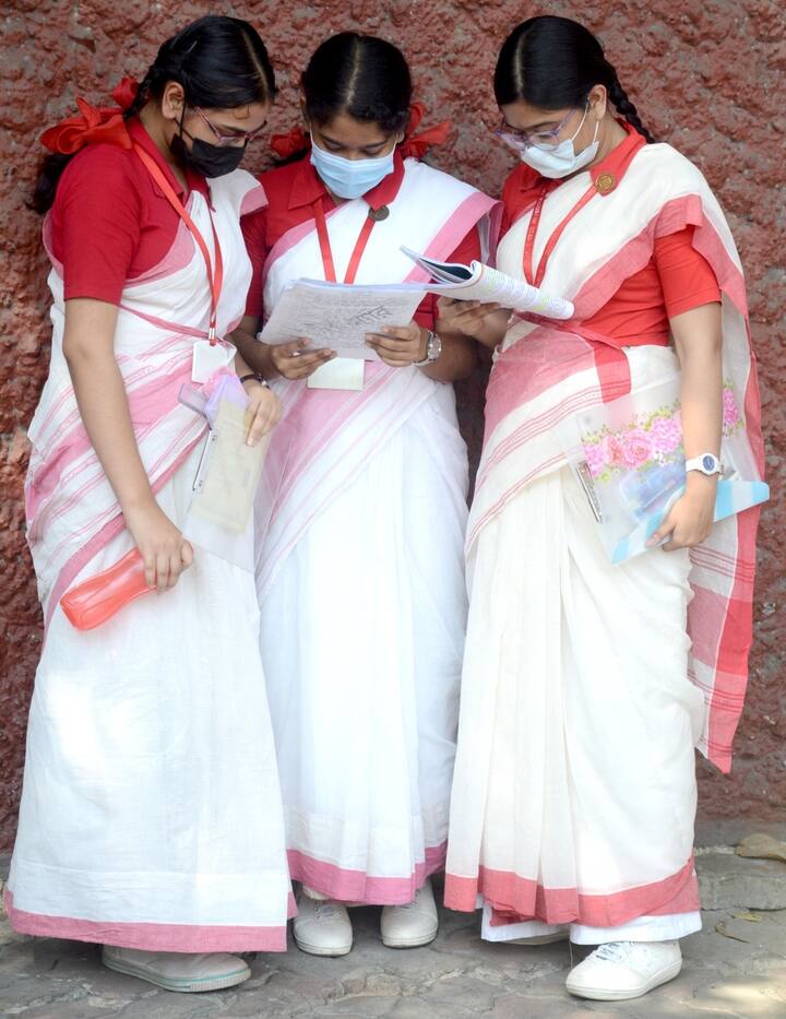 মাধ্যমিক চলাকালীন কেউ কোথাও কোনও সমস্যায় পড়লে যোগাযোগ করুন হেল্প লাইন। মাধ্যমিক পরীক্ষার্থীরা এই নম্বরগুলি সেভ করে রাখাই ভাল।সেন্ট্রাল কন্ট্রোল রুম: 033-2321 3813, 033-2359 2277, 033-2337 2282