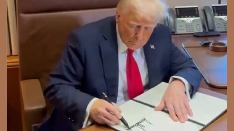 Donald Trump Signs Executive Order to Rename the Gulf of Mexico to Gulf of America Donald Trump: பறந்துகொண்டே பெயரை மாற்றிய ட்ரம்ப்...அமெரிக்க வளைகுடா ஆனது மெக்சிகோ வளைகுடா...