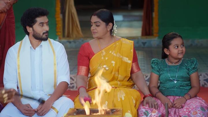 హోమం జరిగే సమయంలో దీపకు, కాంచనకు పుట్టించి సారె వస్తుందేమోనని చూస్తారు. పంతుగారు కూడా సారె వచ్చిందా అని అడిగే సరికి పూజ, కాంచన ఇద్దరూ ఫీల్ అవుతారు. (Image Credit: Disney Plus Hotstar/ Star Maa)