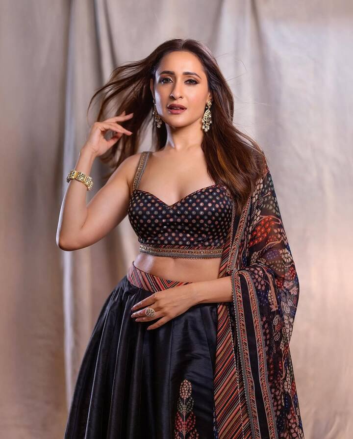 પોતાના ગ્લેમરસ અંદાજને લઈ સતત ચર્ચામાં રહે છે. અભિનેત્રી સોશિયલ મીડિયામાં પણ ખૂબ જ એક્ટિવ રહે છે અને ફેન્સ સાથે પોતાની યાદો અને તસવીરો શેર કરતી રહે છે.